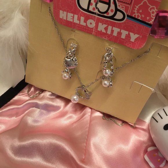 ADORABLE cotton candy pink satin hello kitty lingere and jewlery set! - Picture 13 of 17